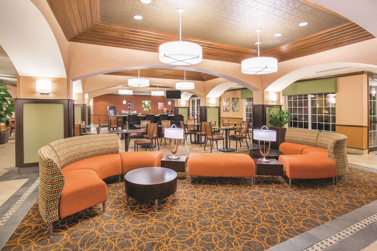 La Quinta Inn & Suites By Wyndham Bentonville - Photo 1