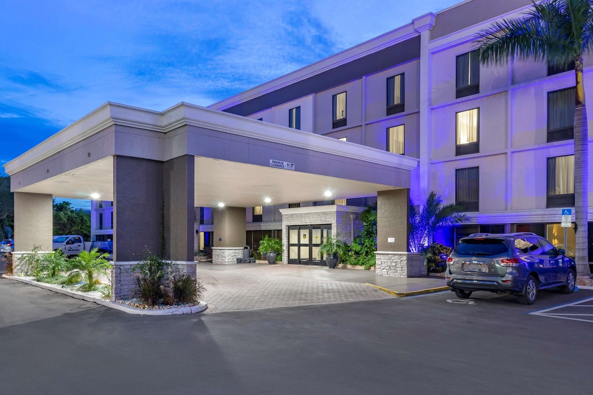 Comfort Inn & Suites St. Pete - Clearwater International Airport - Photo 1
