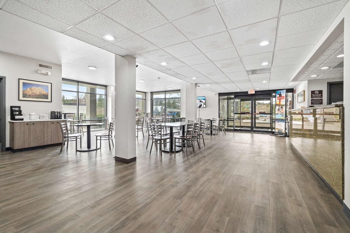Red Lion Inn & Suites Deschutes River Bend - Photo 1