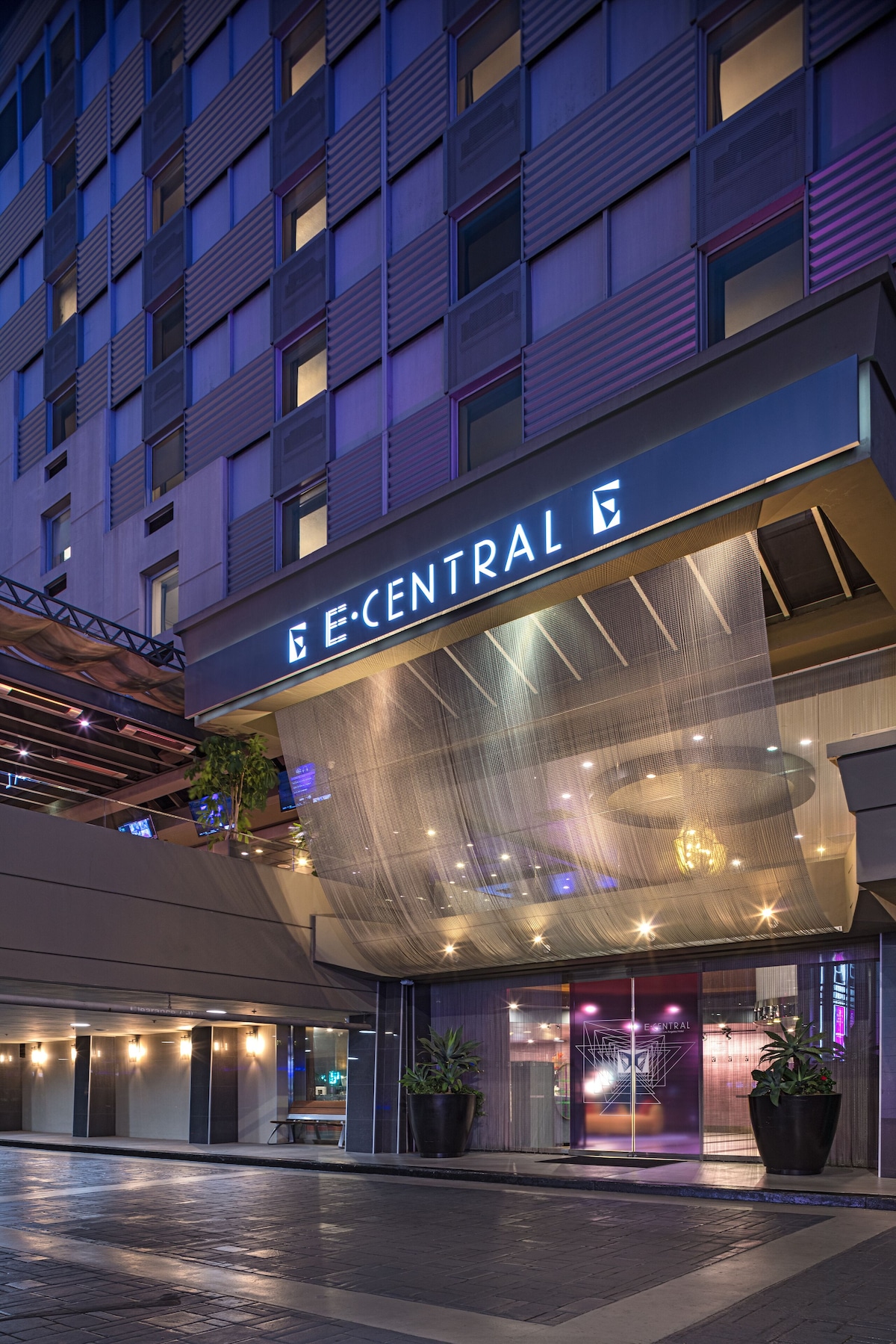 E-Central Downtown Los Angeles Hotel - Photo 1