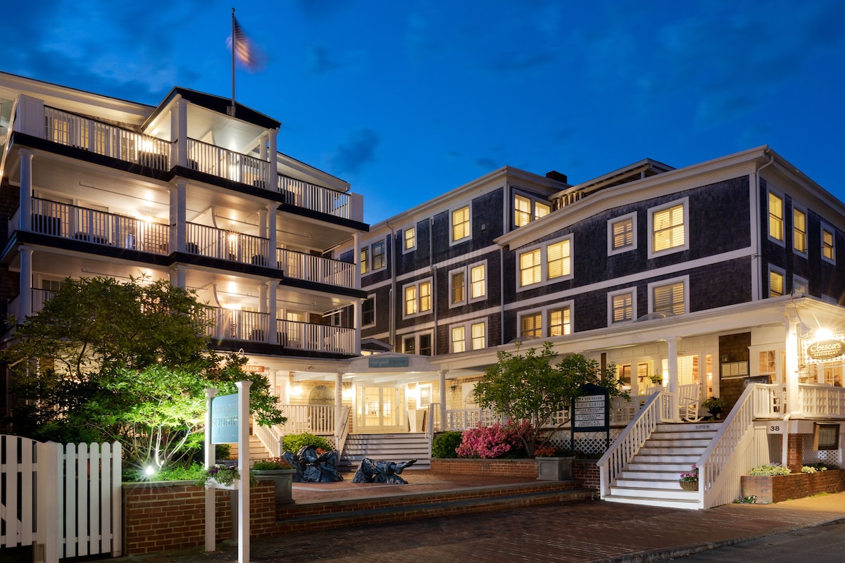 Vineyard Square Hotel & Suites - Photo 1