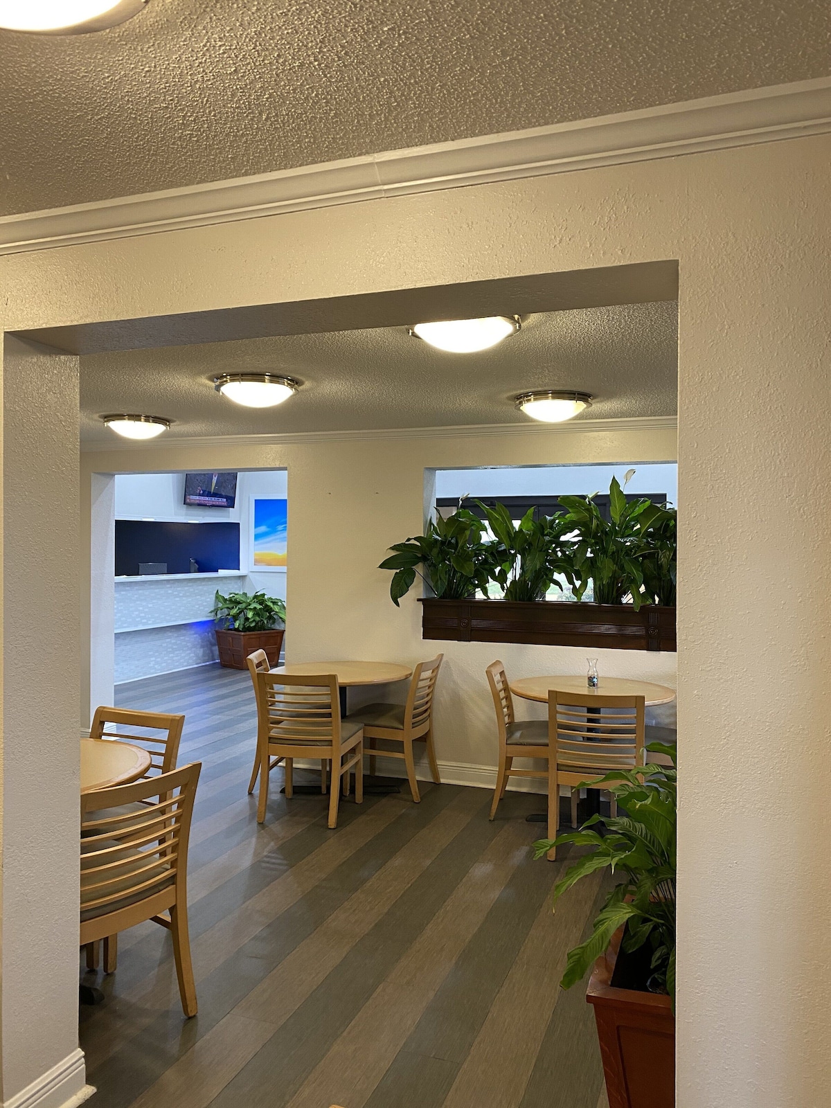 Days Inn & Suites by Wyndham Mobile - Photo 1