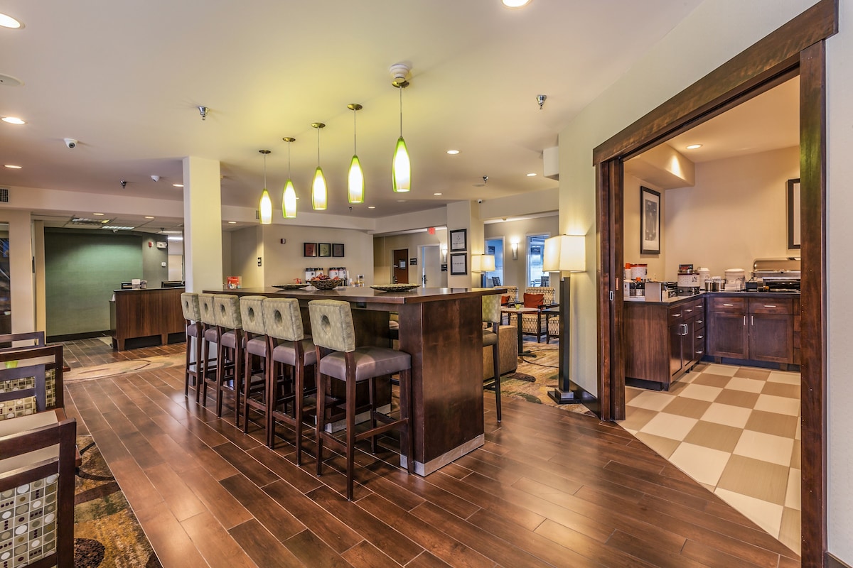 Hampton Inn Colorado Springs-Airport - Photo 1