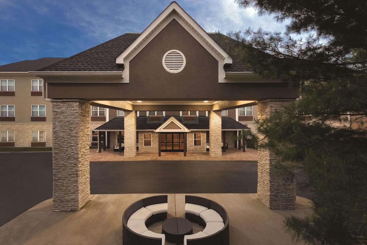 Country Inn & Suites by Radisson, Nashville Airport East, TN - Photo 1