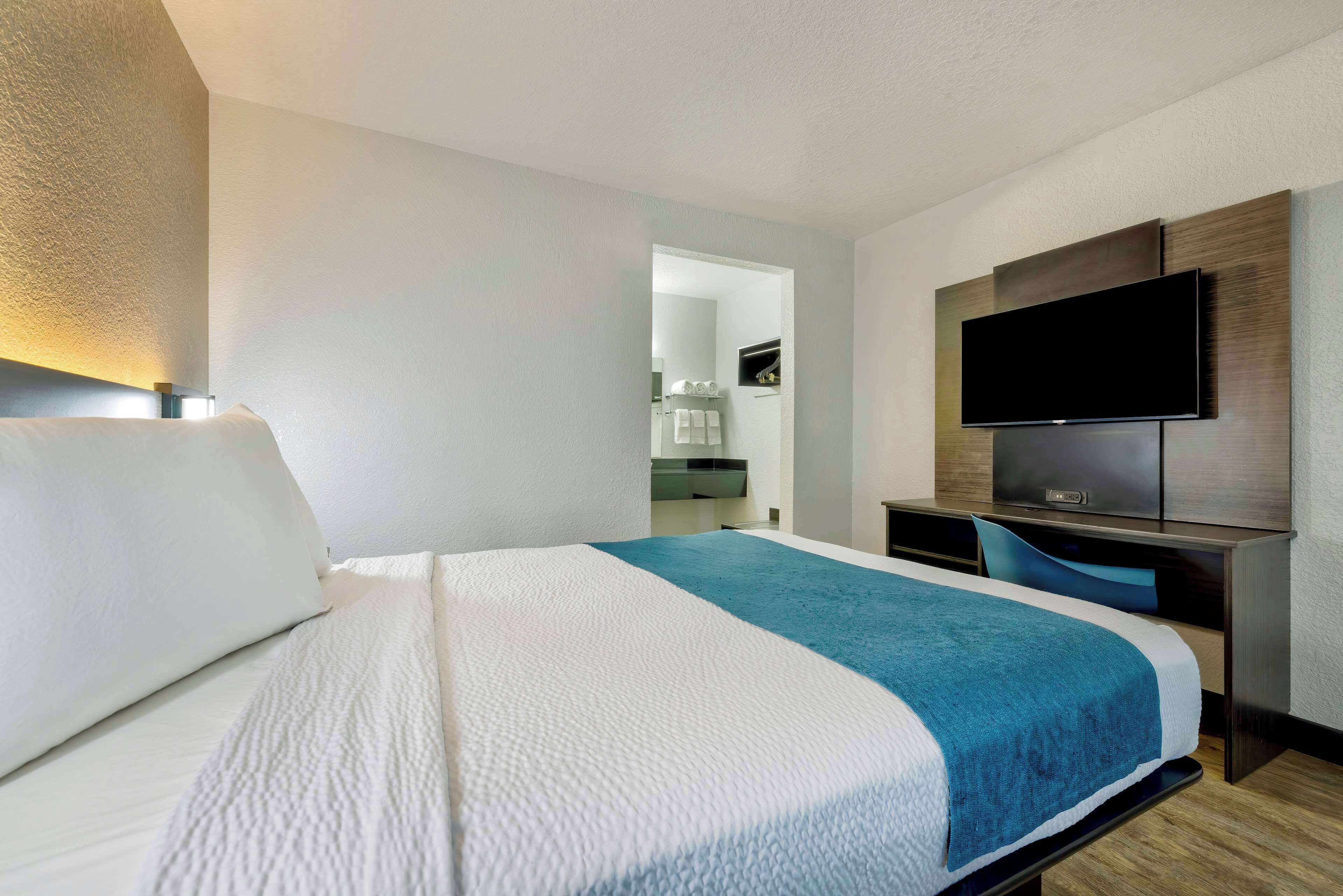 Motel 6 Anaheim, CA - Fullerton East - Photo 1