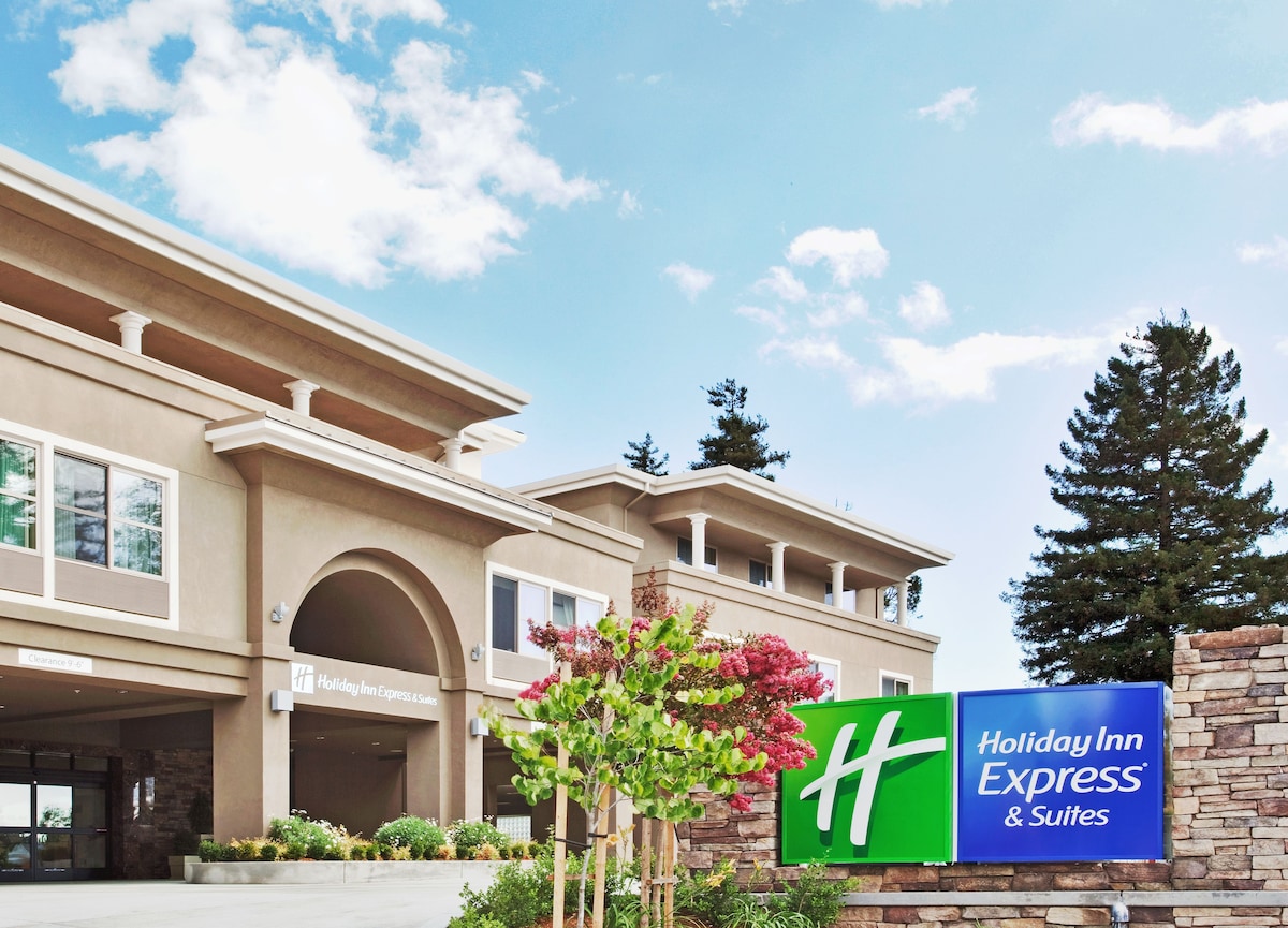Holiday Inn Express & Suites Santa Cruz by IHG - Photo 1