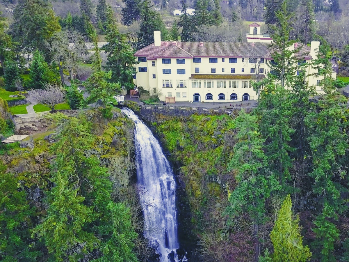 Columbia Gorge Hotel & Spa - Photo 1