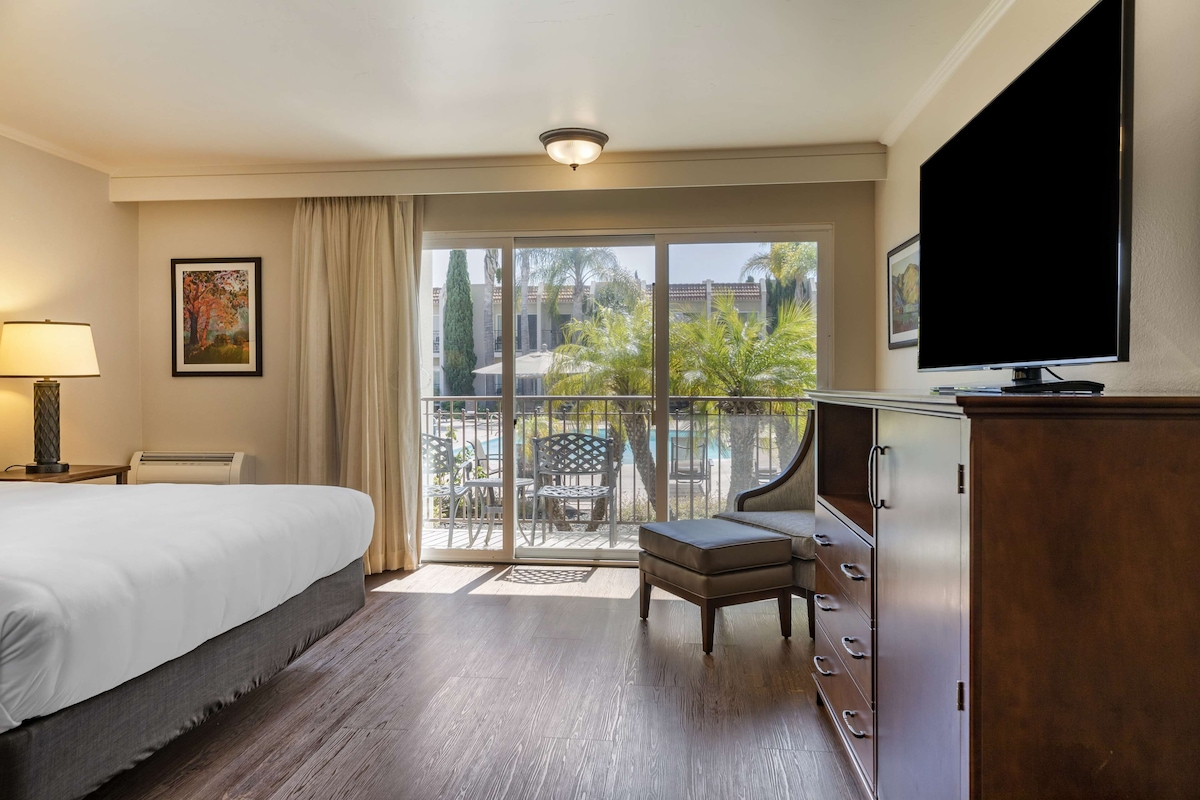 Best Western Plus Royal Oak Hotel - Photo 1