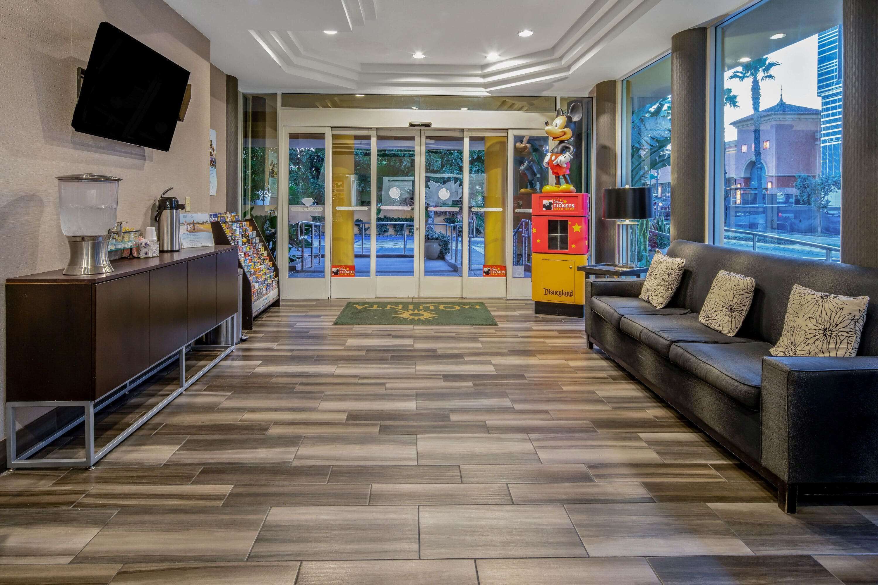 La Quinta Inn & Suites by Wyndham Anaheim - Photo 1