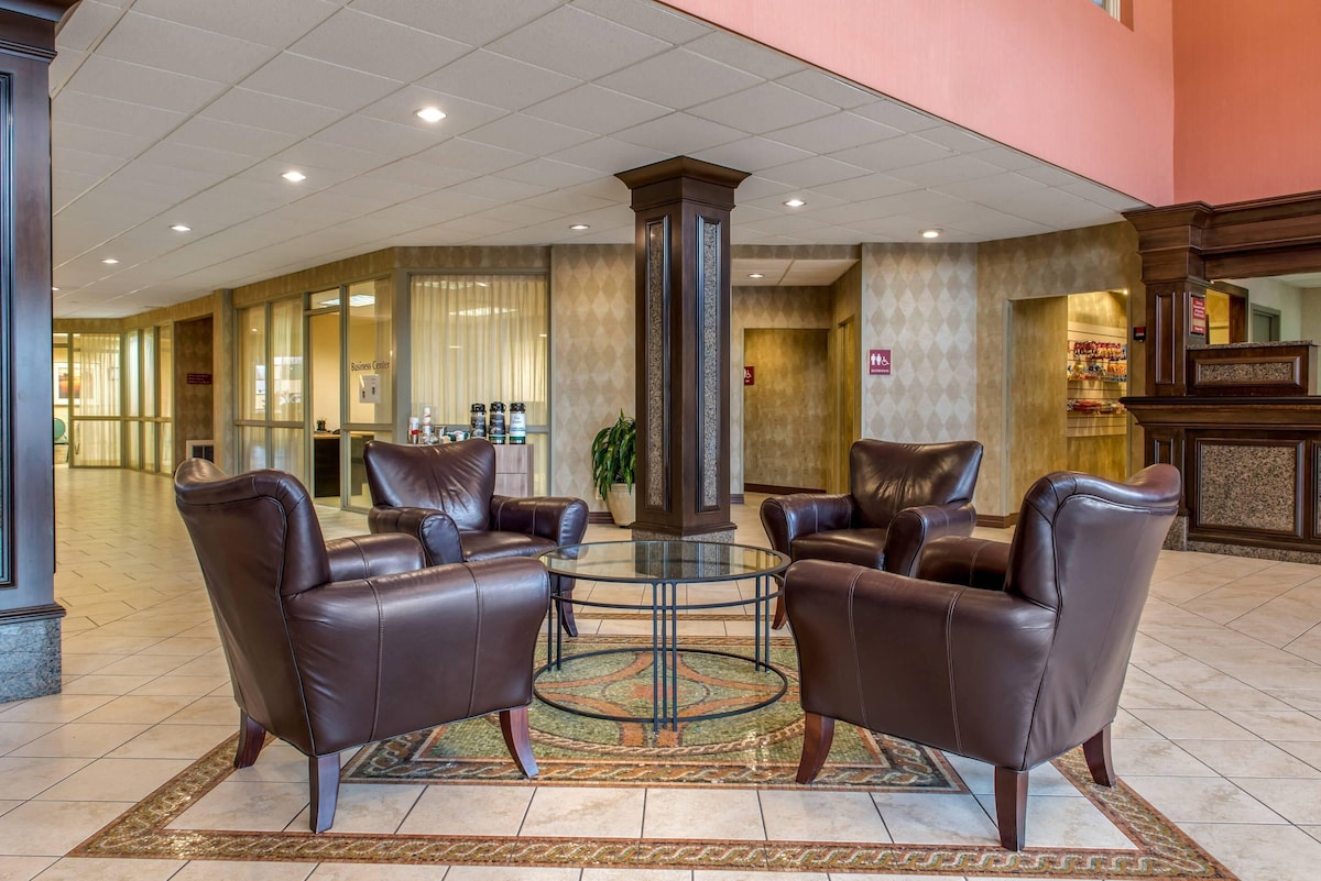 Quality Hotel Conference Center Cincinnati Blue Ash - Photo 1