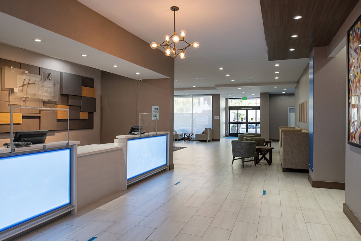 Holiday Inn Express & Suites Los Angeles Downtown West by IHG - Photo 1