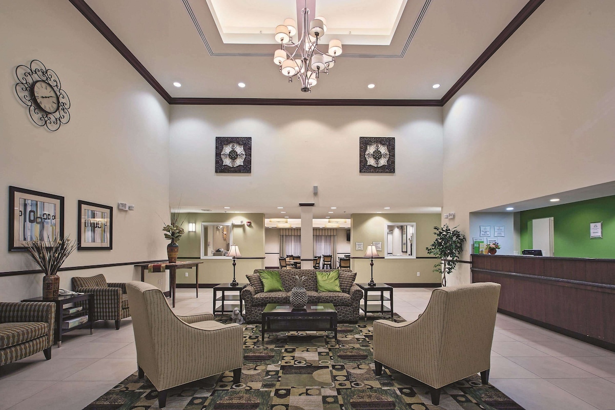 La Quinta Inn & Suites by Wyndham Lancaster - Photo 1