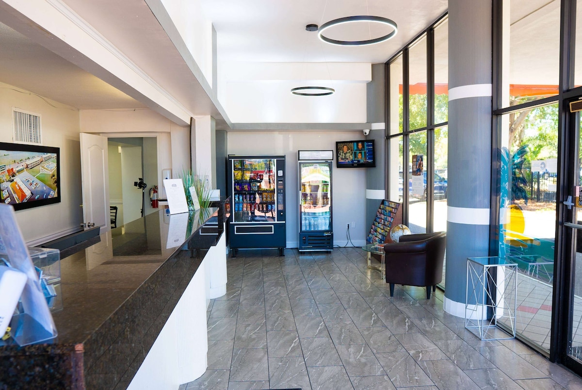 Howard Johnson by Wyndham Clearwater/Dunedin - Photo 1