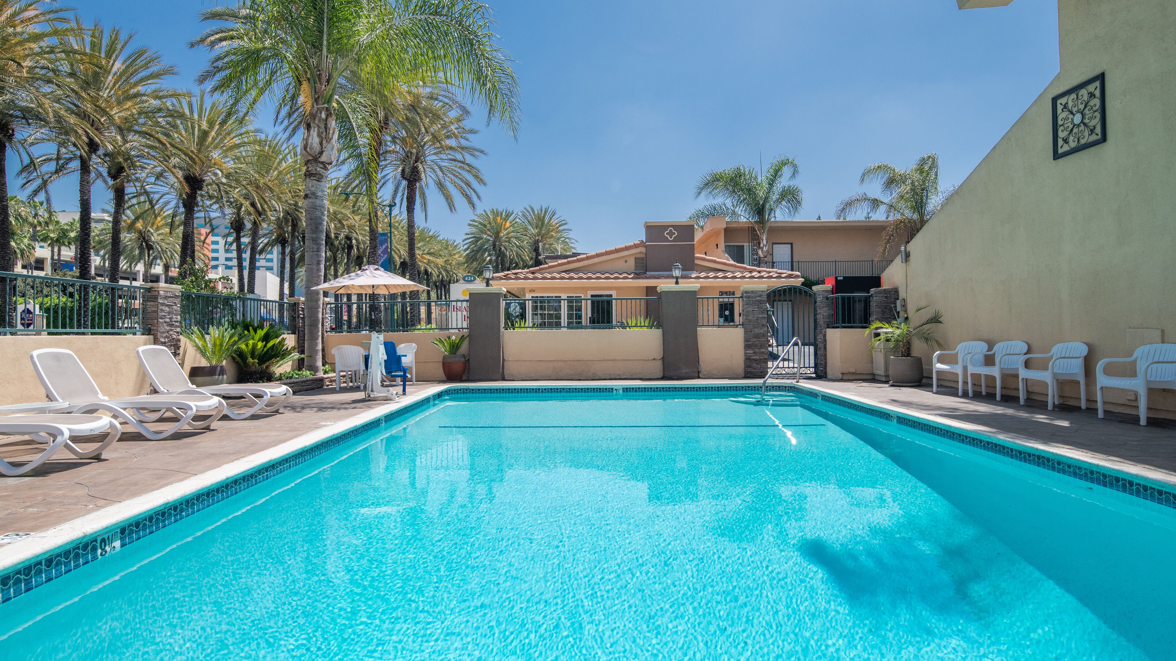 Anaheim Islander Inn and Suites - Photo 1