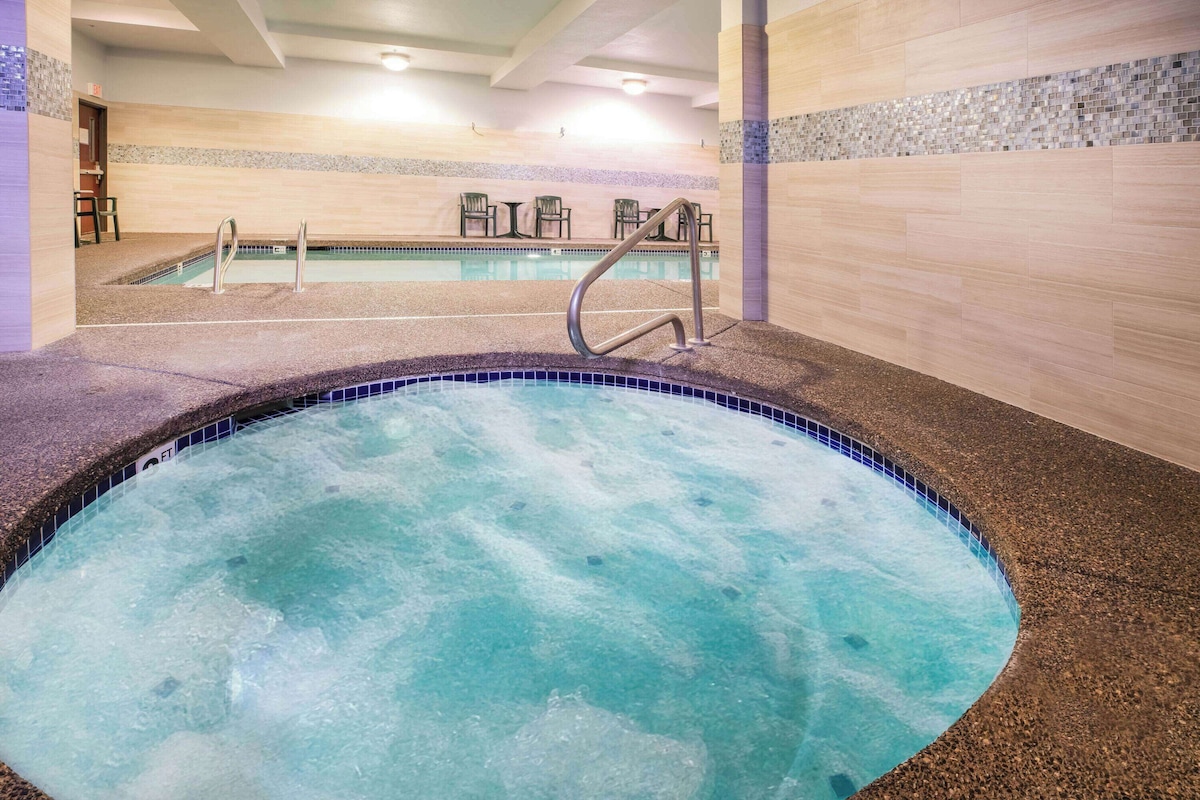 La Quinta Inn and Suites By Wyndham Portland Airport - Photo 1