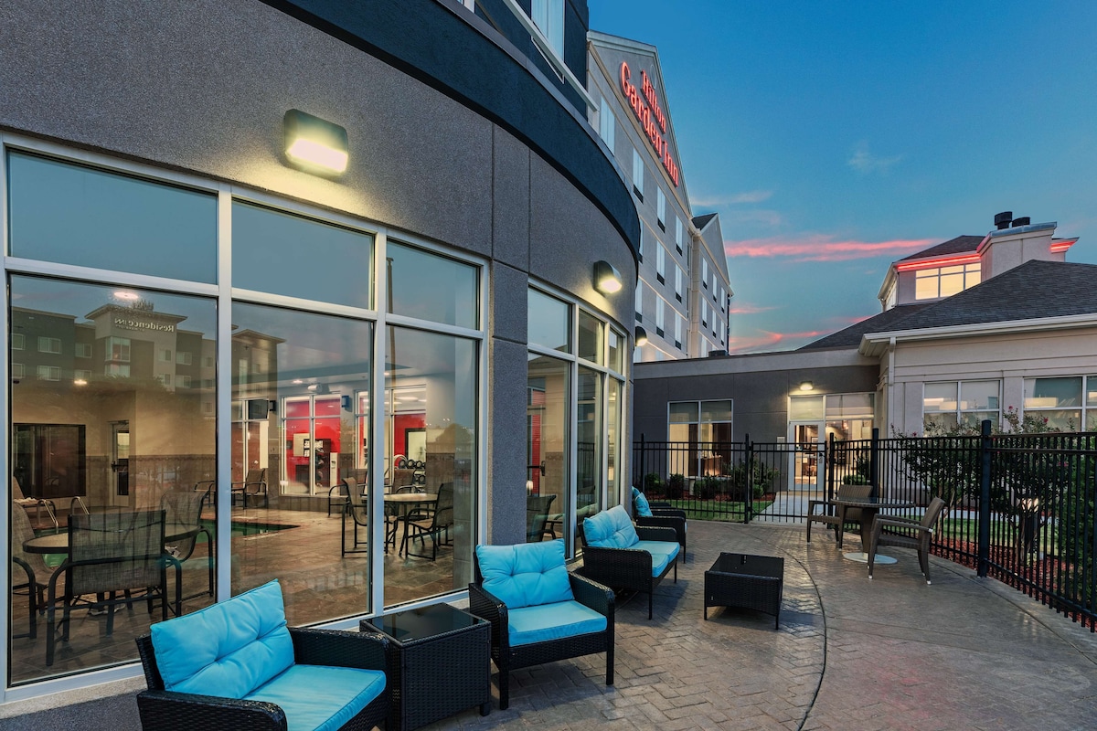 Hilton Garden Inn Tulsa Midtown - Photo 1