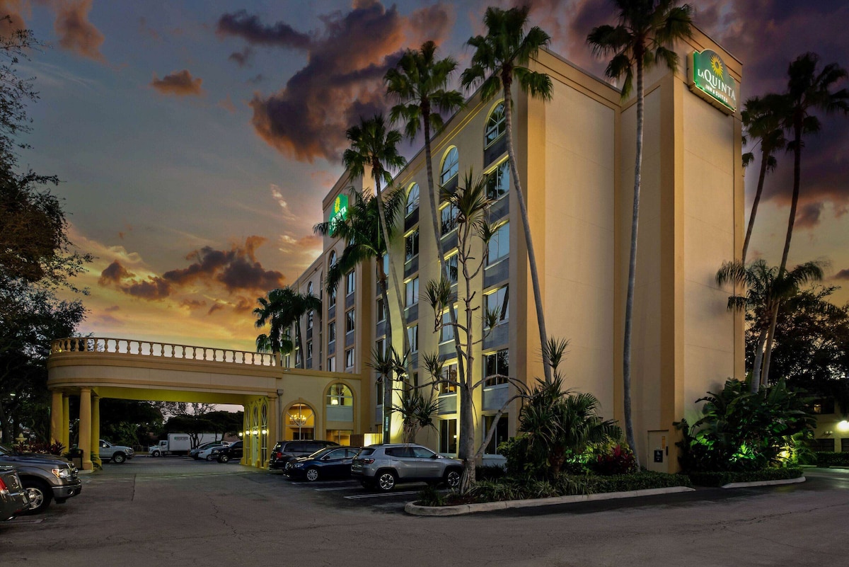 La Quinta Inn & Suites by Wyndham West Palm Beach Airport - Photo 1