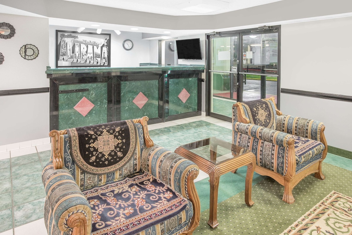 Super 8 by Wyndham Mobile - Photo 1