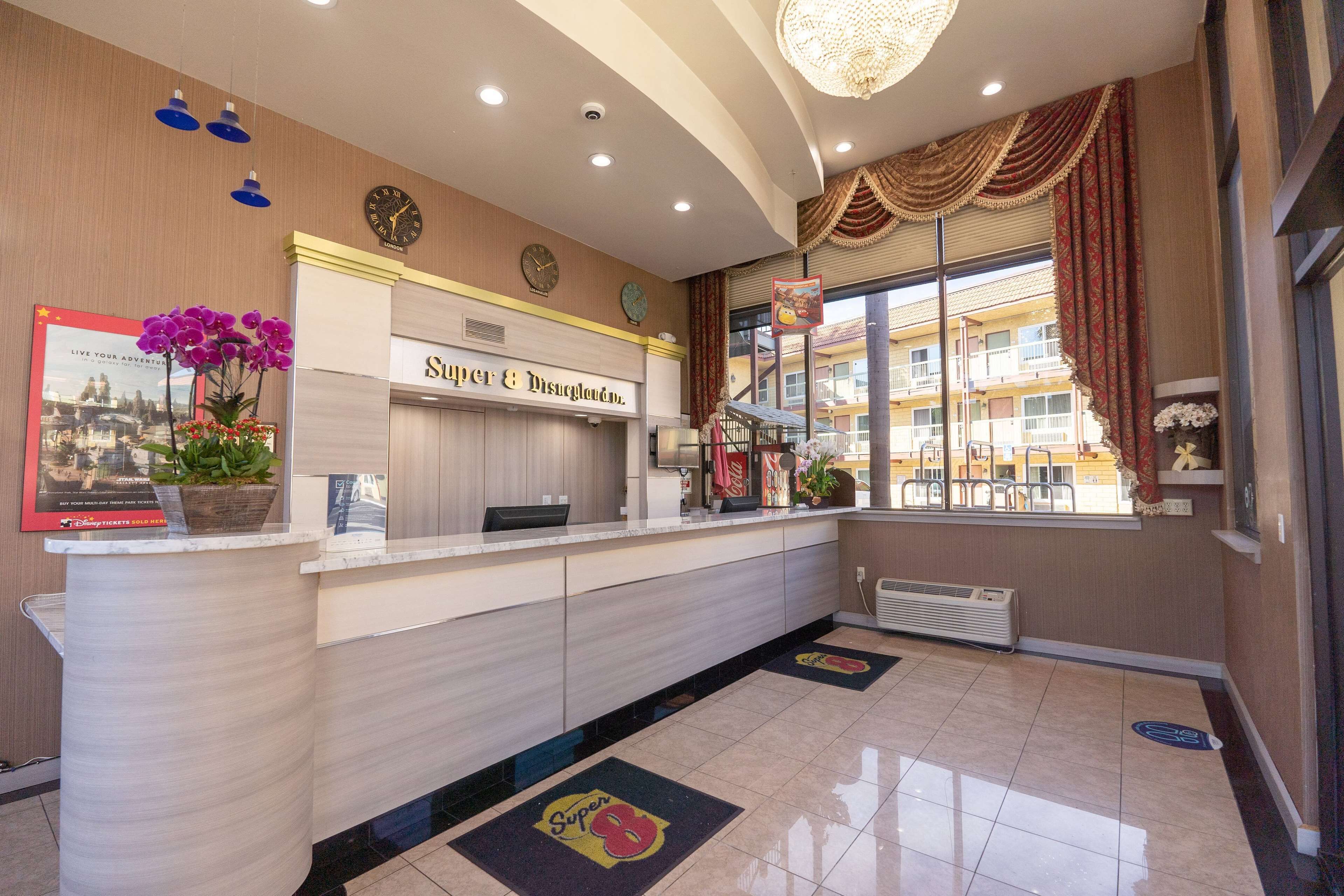 Super 8 by Wyndham Anaheim/Disneyland Drive - Photo 1