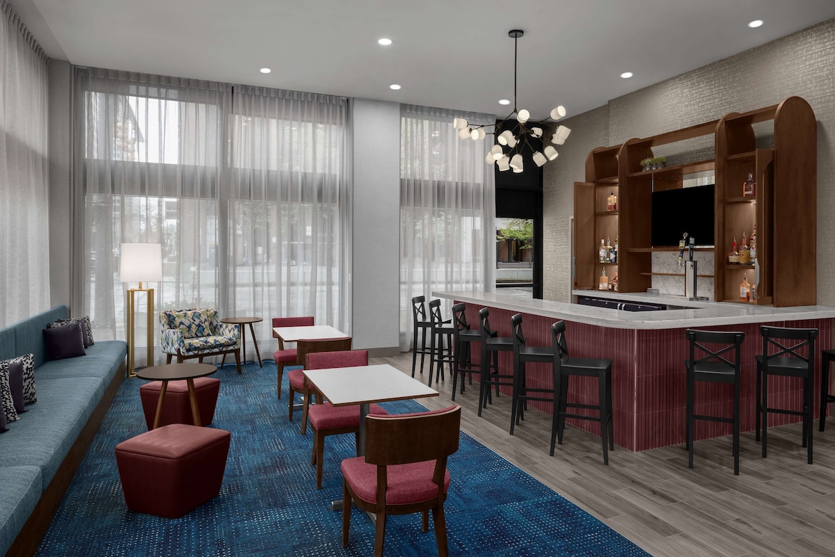 Hampton Inn Cleveland-Downtown - Photo 1