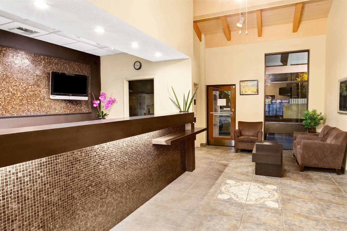 Super 8 by Wyndham Kissimmee/Maingate/Orlando Area - Photo 1