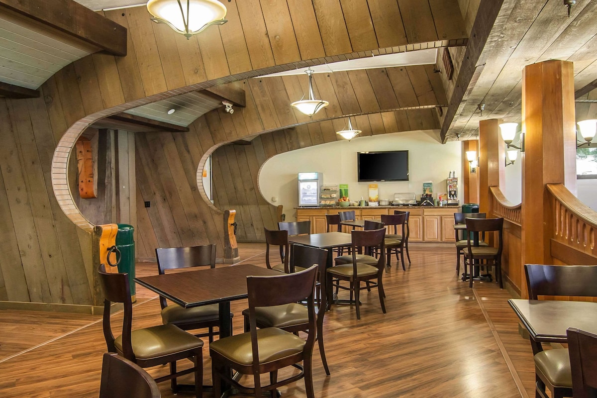 Quality Inn & Suites at Coos Bay - Photo 1