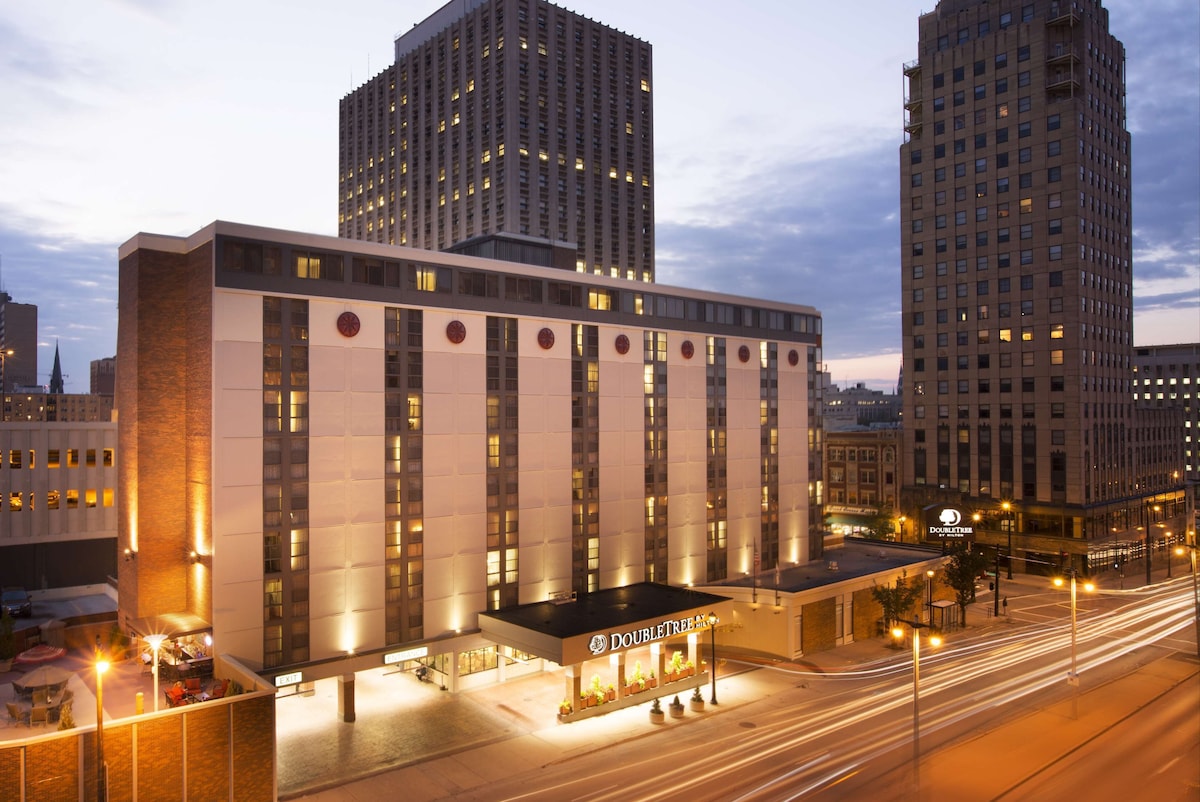 DoubleTree by Hilton Hotel Milwaukee Downtown - Photo 1