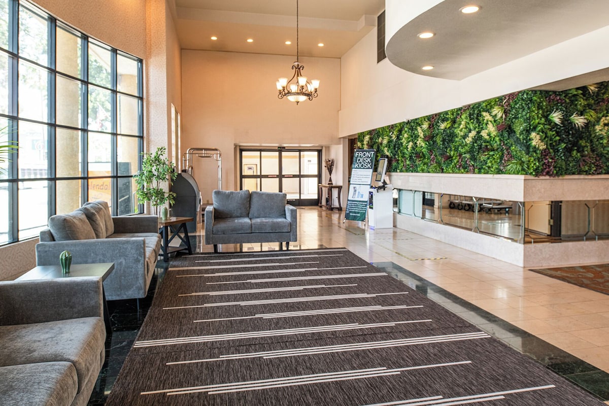 Glendale Hotel - Photo 1