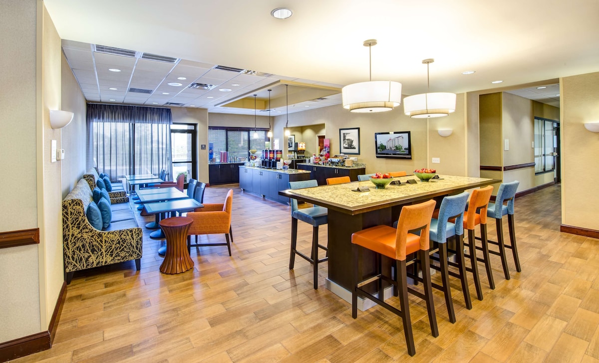 Hampton Inn & Suites Atlanta-Galleria - Photo 1