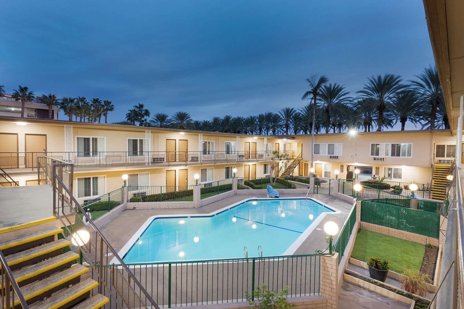 Americas Best Value Inn & Suites Anaheim Convention Center - Photo 1