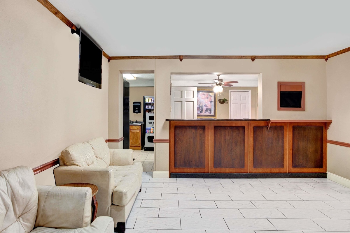 Super 8 by Wyndham West Memphis - Photo 1