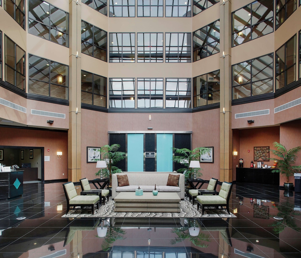 DoubleTree Suites by Hilton Hotel Bentonville - Photo 1