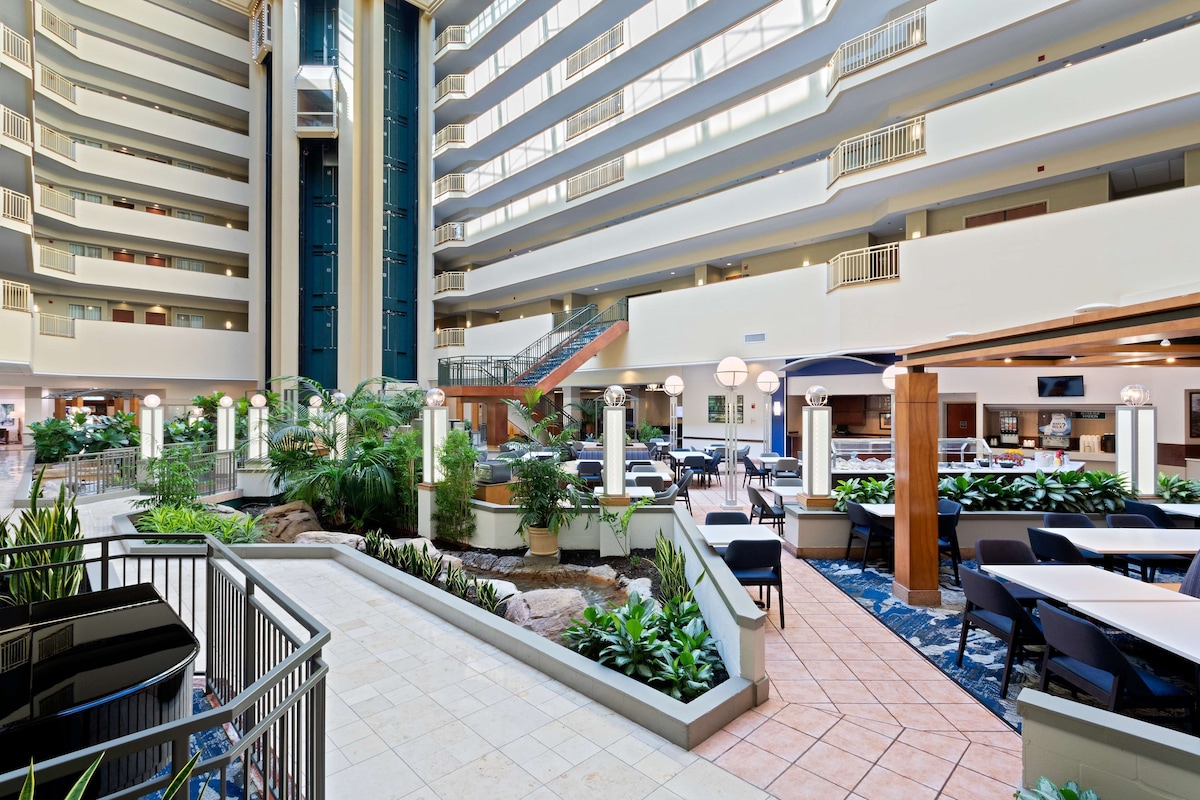 Embassy Suites by Hilton Tampa USF Near Busch Gardens - Photo 1
