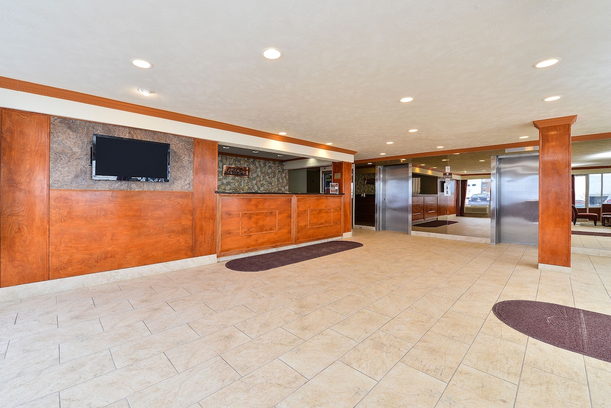 Travelodge by Wyndham Cleveland Airport - Photo 1