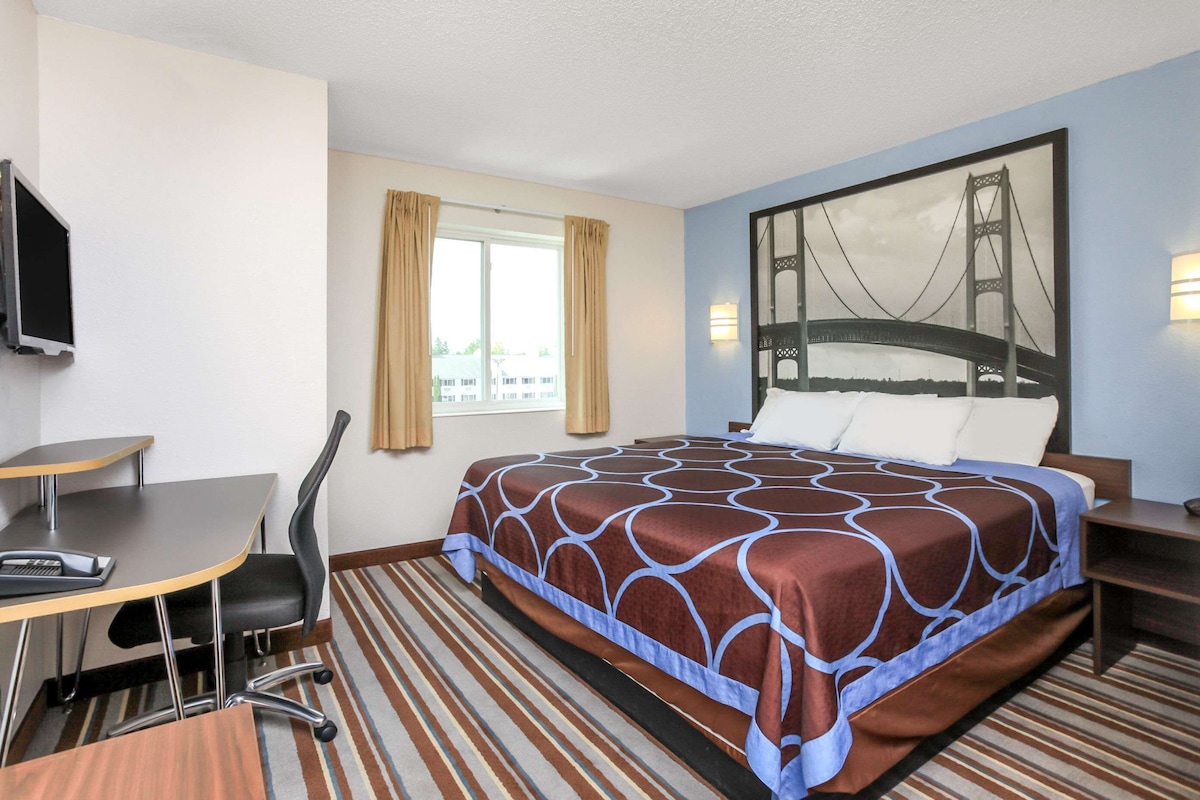 Super 8 by Wyndham Sault Ste. Marie - Photo 1