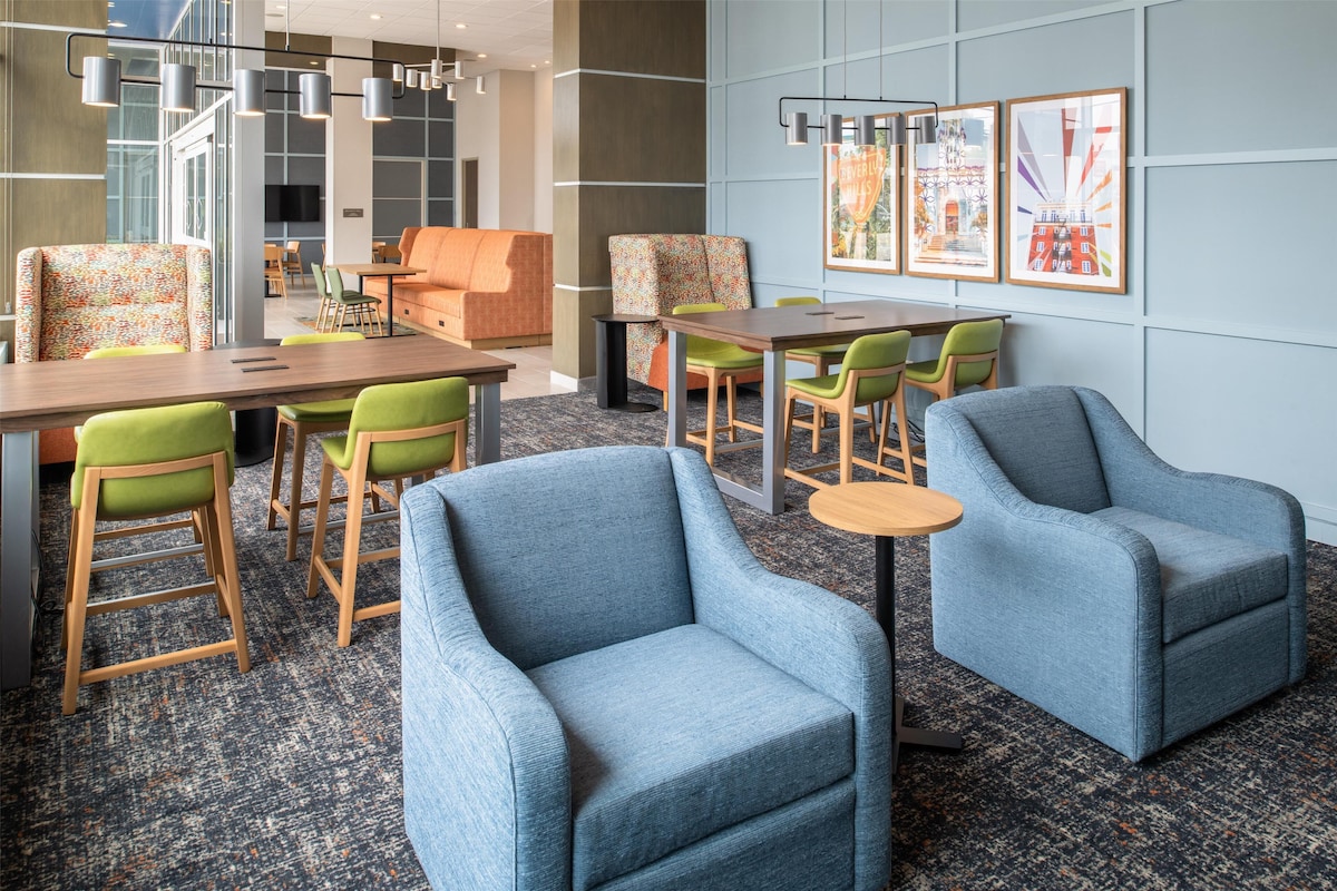 Hampton Inn by Hilton North Hollywood - Photo 1
