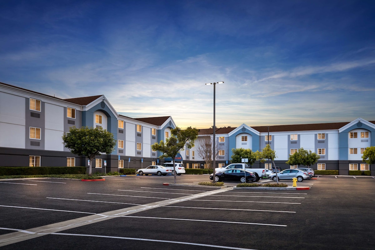 Sonesta Simply Suites Irvine East Foothill - Photo 1