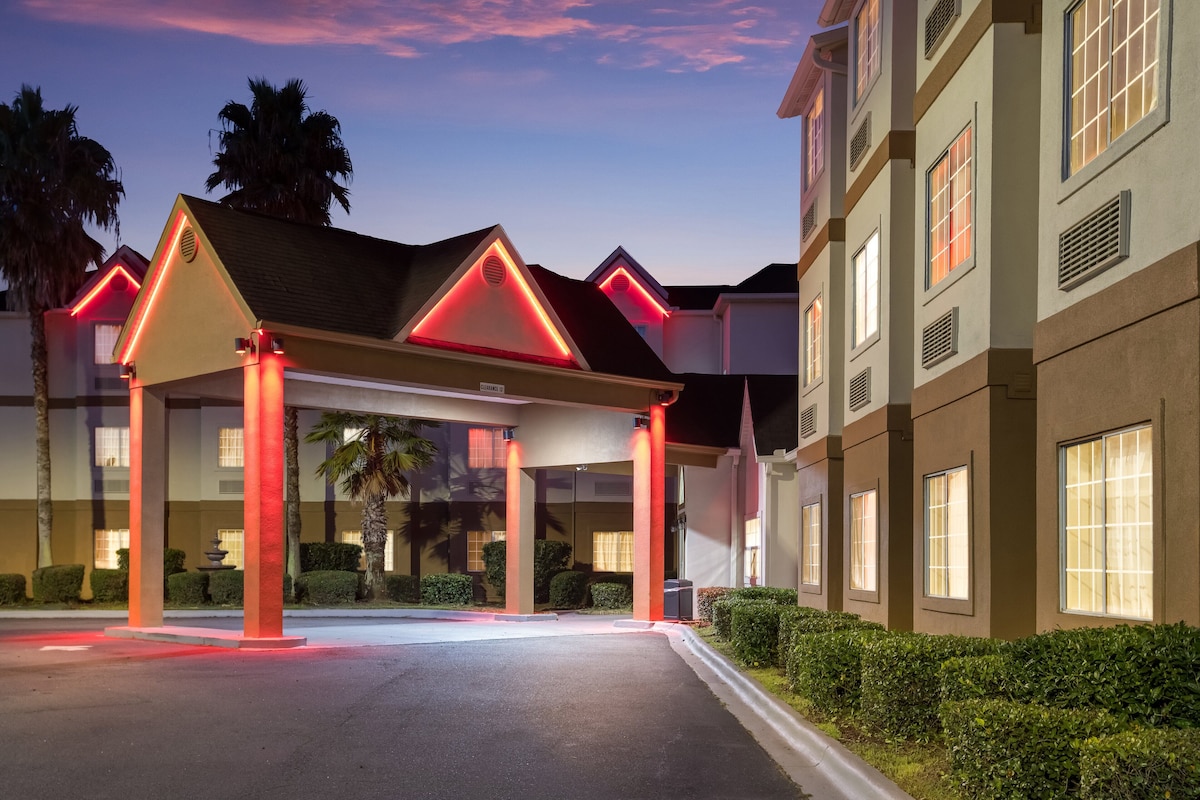 Red Roof PLUS+ & Suites - Savannah I-95 - Photo 1