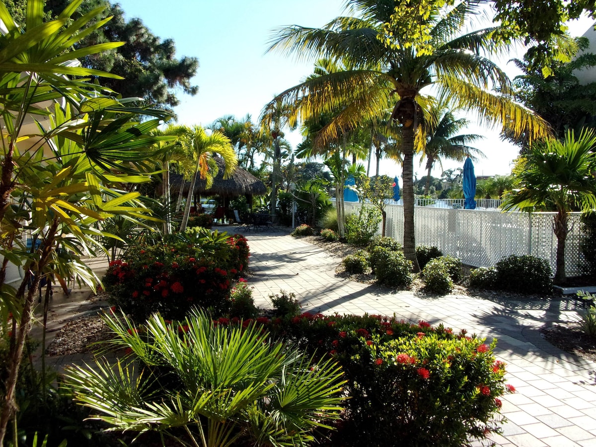 Marco Island Lakeside Inn - Photo 1