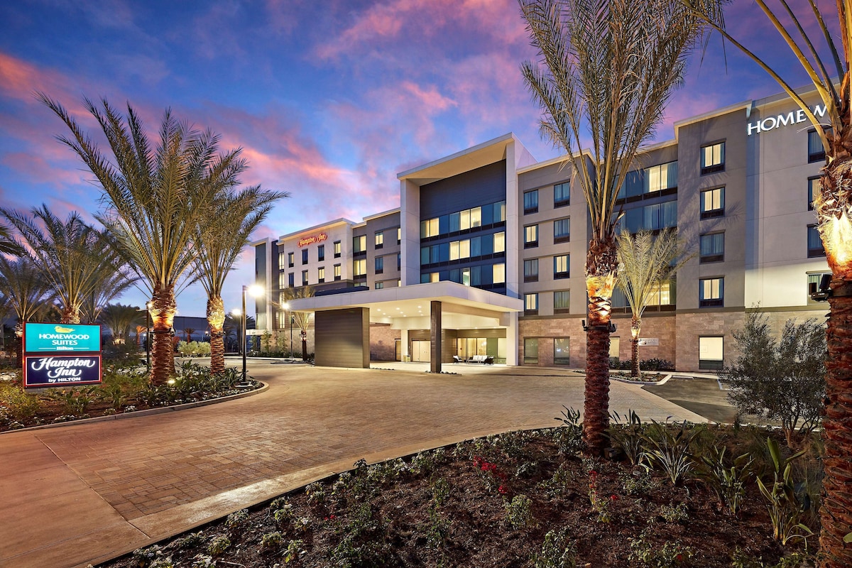 Hampton Inn Long Beach Airport - Photo 1