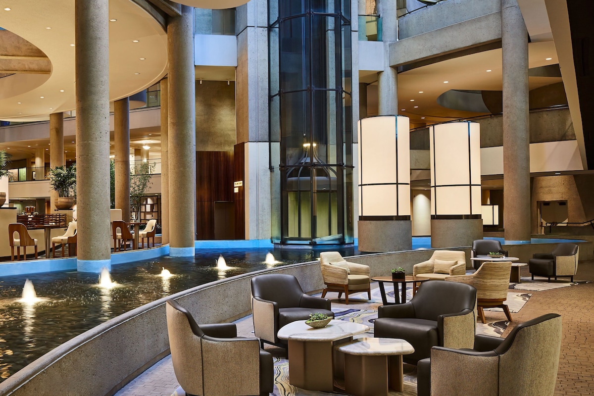 The Westin Bonaventure Hotel & Suites, Los Angeles - Photo 1