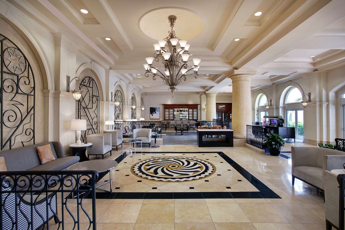 Hilton Naples - Photo 1