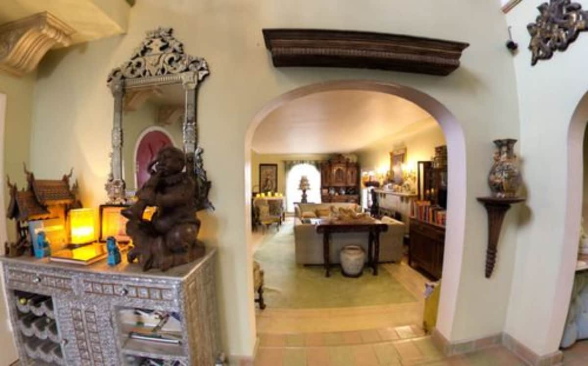 Cinema Suites Bed and Breakfast - Photo 1