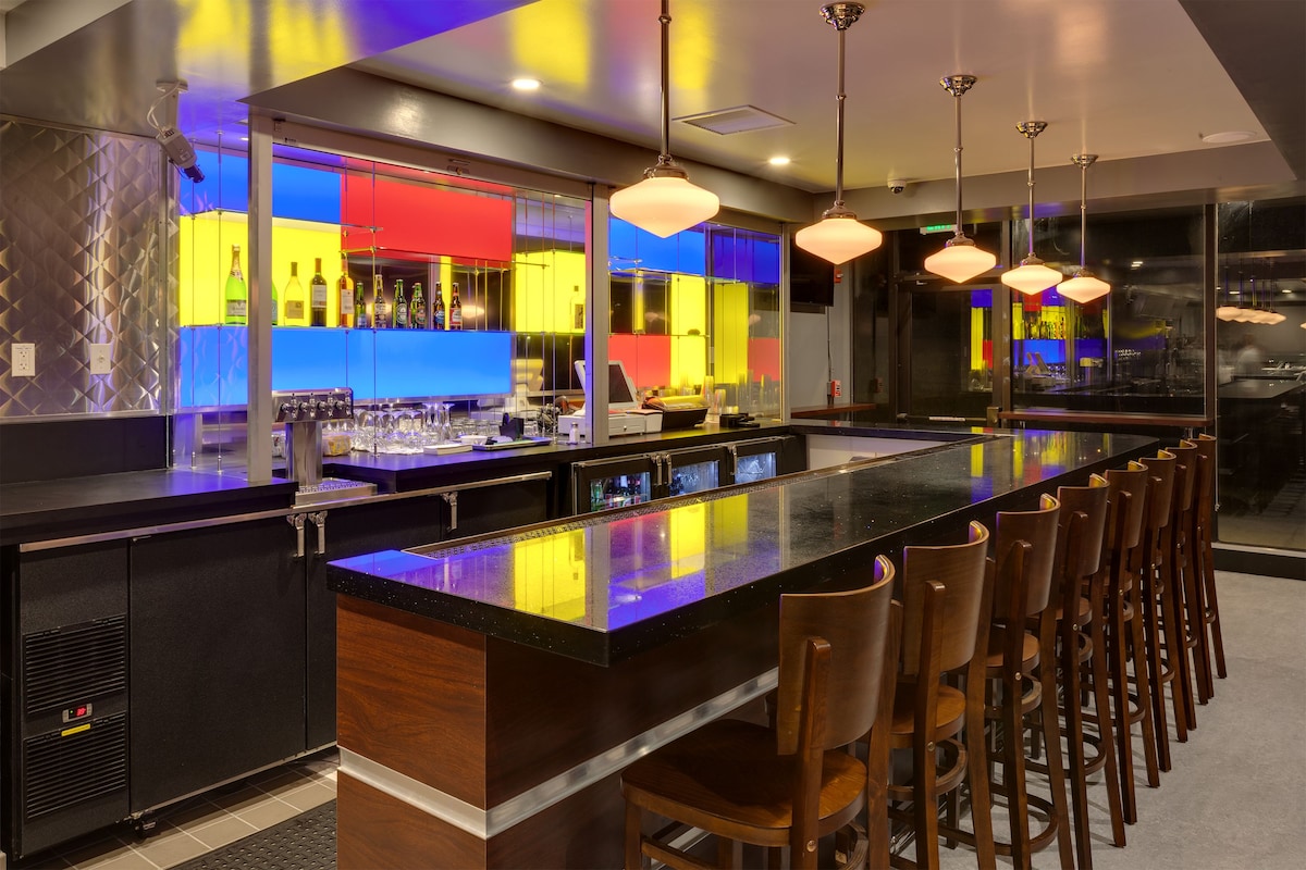 La Quinta Inn & Suites By Wyndham Oakland Airport Coliseum - Photo 1