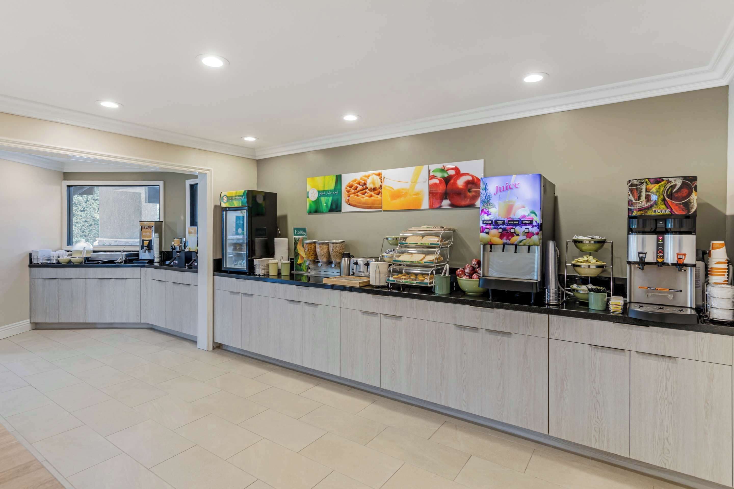 Quality Inn & Suites Anaheim Maingate - Photo 1