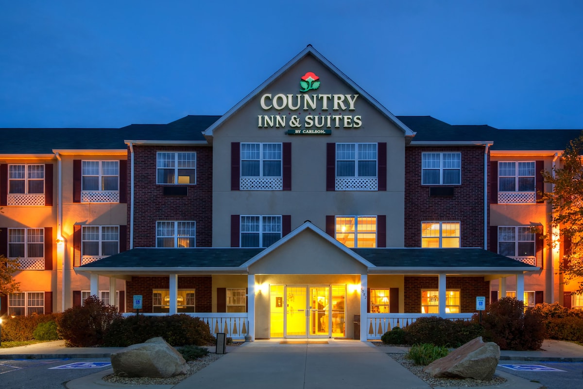 Country Inn & Suites by Radisson, Mason City, IA - Photo 1