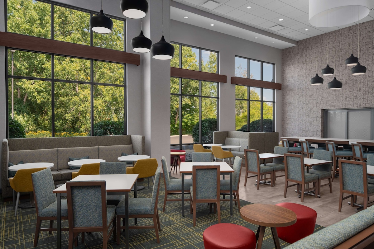 Hampton Inn & Suites Grand Rapids-Airport 28th St - Photo 1