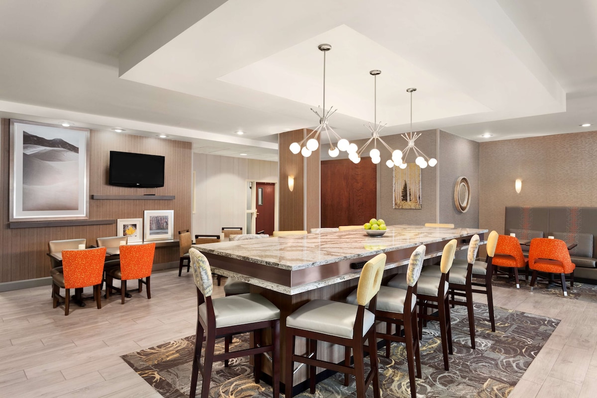 Hampton Inn & Suites Denver-Cherry Creek - Photo 1