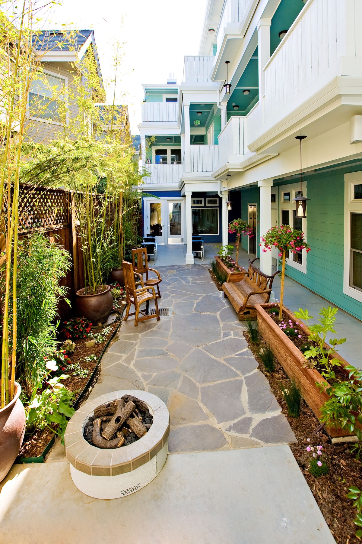 Pacific Blue Inn - Photo 1