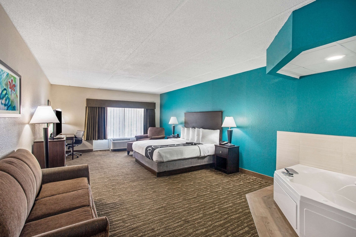 Comfort Inn & Suites Sarasota I75 - Photo 1